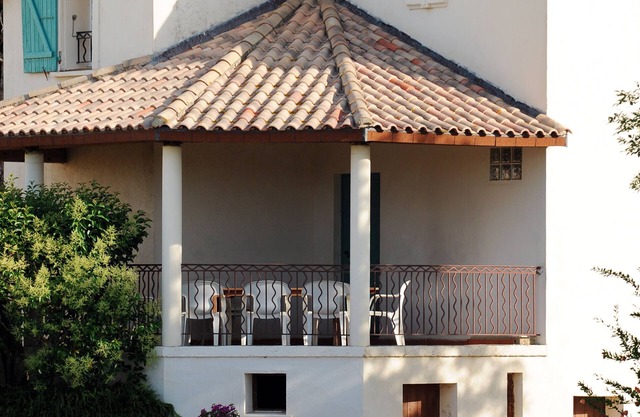 Rural gîte with terrace, shared swimming pool, quiet, near Canal du Midi