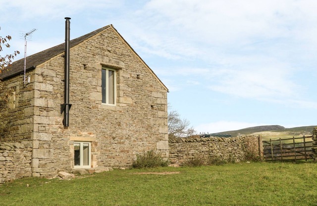 RUSHTON BARN, pet friendly, with open fire in Settle