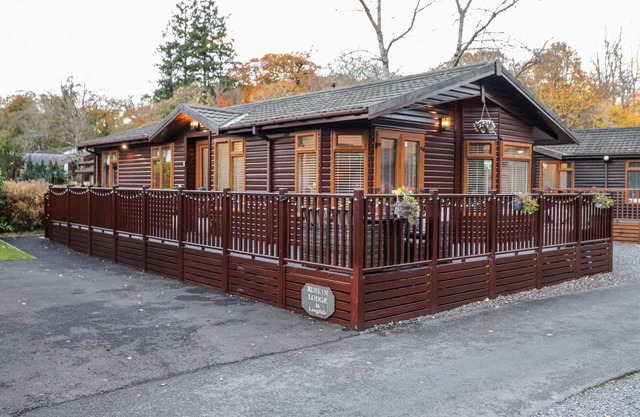 RUSKIN LODGE, pet friendly, with a garden in Windermere