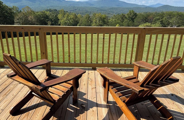 Rustic 2-BR country home w/AC, WiFi, Smart TV & scenic view near Danbury, N.C.