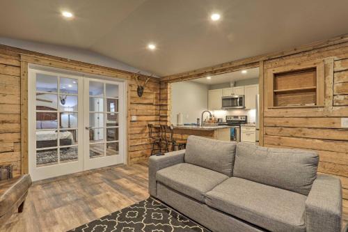 Rustic Anchorage Hideaway Walk to Coastal Trail!