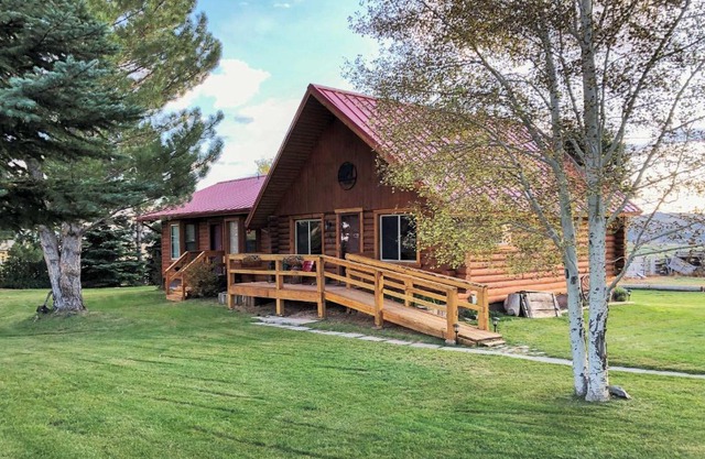 Rustic Cabin 20 Mins to Capitol Reef Natl Park!