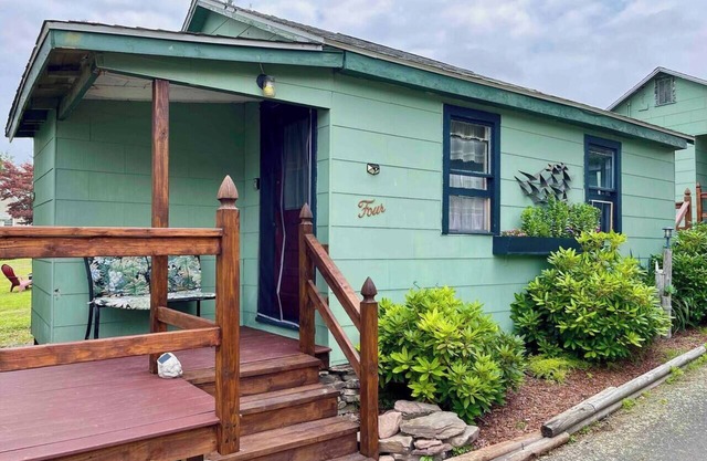 Rustic Cabin #4 on Private Lake!
