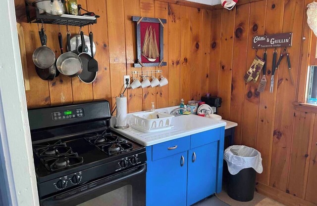 Rustic Cabin #7 on Private Lake
