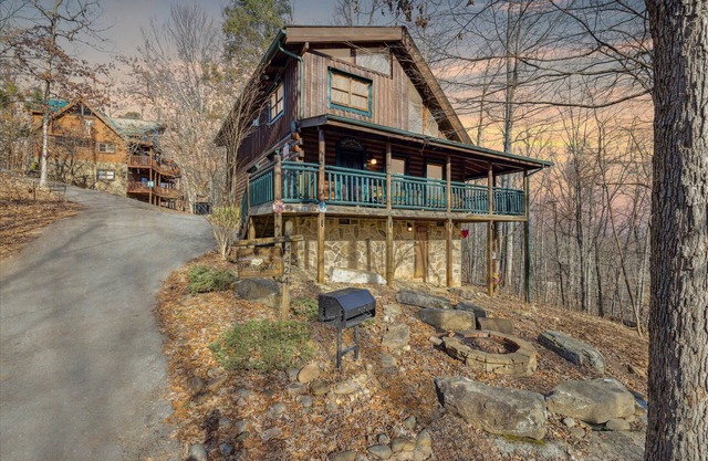 Rustic-Chic Cabin w Hot Tub & Fire Pit
