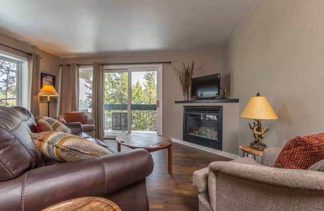 Rustic condo w/private balcony, fireplace and close access to lifts - Stillwater Getaway