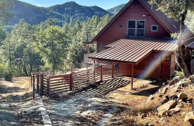 Rustic Crown King Cabin Pet Friendly -Large secluded fenced in yard
