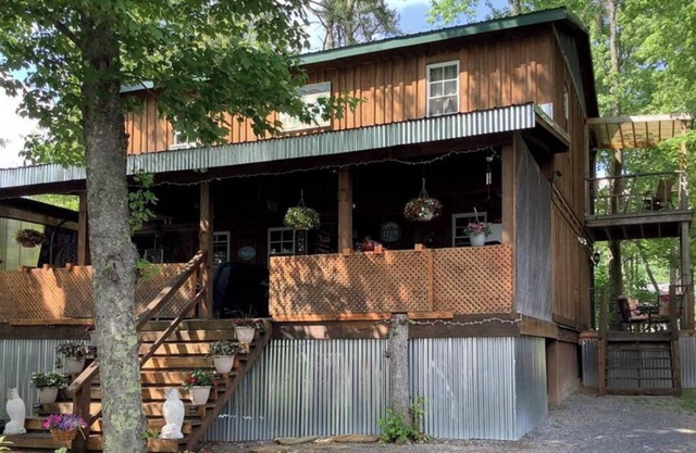 Rustic Family Cabin for nine right across the street from Pipestem State Park!