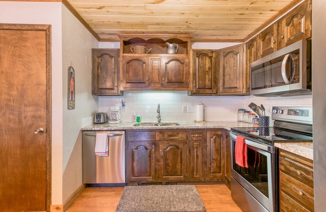 Rustic getaway near skiing & town with fast WiFi, deck, grill, & private W/D