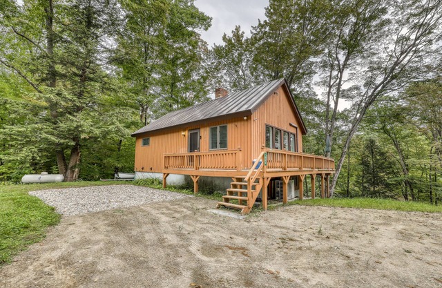 Rustic lakeview cabin with fireplace, deck- near skiing