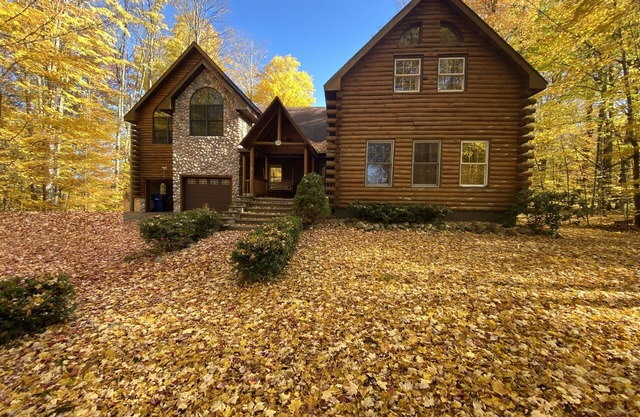 Rustic Log Cabin Retreat across from Lake Leelanau