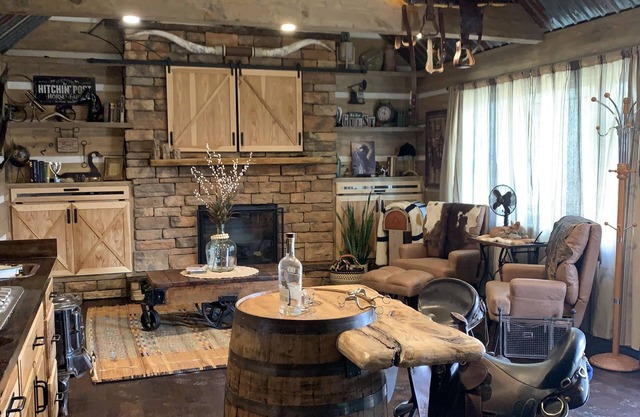 Rustic, Luxury, Equestrian, Cabin, NO EXTRA FEES. Complimentary Wine & Snacks!