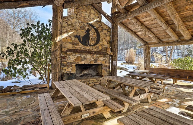 Rustic Mars Hill Cabin: 20 Miles to Asheville!