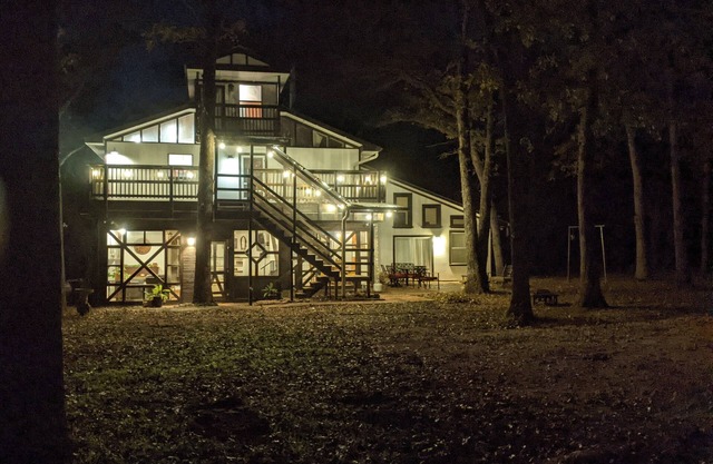 Rustic modern cabin surrounded by trees and large yard 25 miles from Waco/Temple