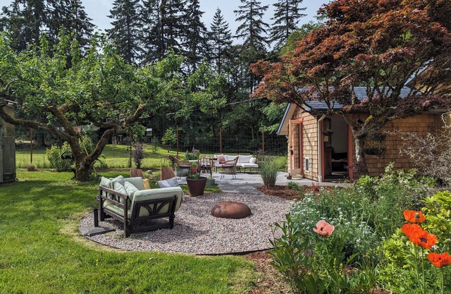 Rustic Modern Farmhouse on Vashon Island with Hot Tub & IR Sauna, Firepit