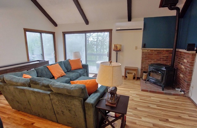 Rustic Mountain Escape. Waterpark, Ski & Views!