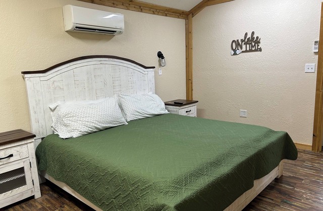 Rustic one bedroom cabin on South Toledo Bend. Pets welcome.