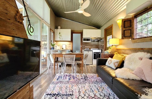 Rusty's Hideaway - Adorable tiny house on a beautiful farm