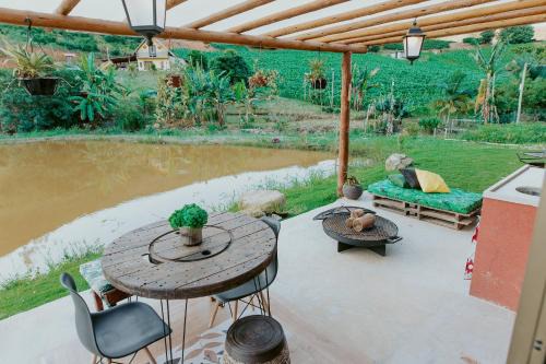 Sítio c/lago e lareira a 950m de altitude