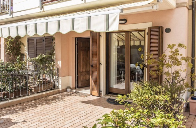 S289 - Sirolo, delightful one bedroom apartment with porch