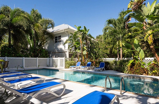 Saba Winds Beachfront!
