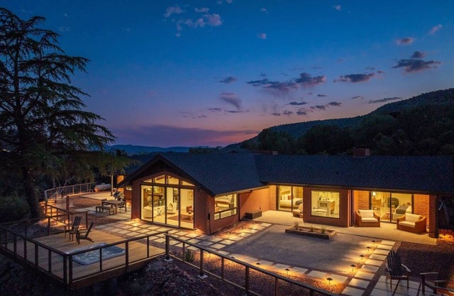 Sacred Cliffs: Cliffside Retreat with 360 Views, Hot Tub, River Access