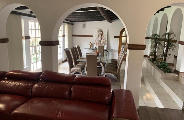 Safari Apartments -Beautiful 3 bedrooms, 10-seater dining , TV room, Garden & Pool