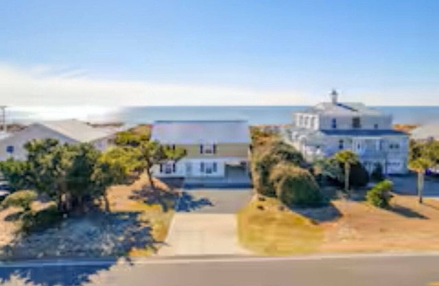 Safe Haven: Charming 6-bedroom house with AC, WiFi in Enchanting Oak Island