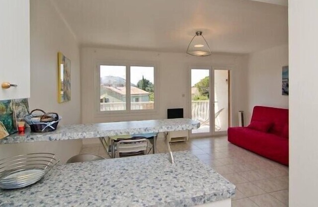 Saint Cyr sur mer, beautiful T2 in quiet 200 meters from the beach, private parking.