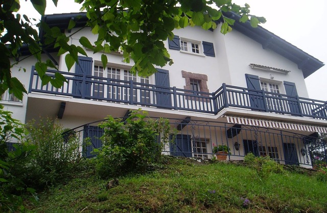 Saint-Jean-de-Luz heights: calm, natural location overlooking of the Pyrenees
