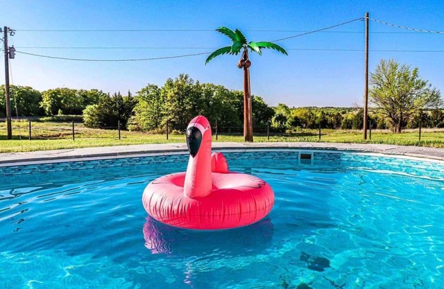 Saint Jo | Pool| Hot Tub | Fire Pit | 3BR 2BA
