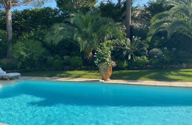 SAINT-TROPEZ VILLA IN GATED ENCLAVE 5 MINUTES FROM CENTER OF ST-TROPEZ AND BEACH
