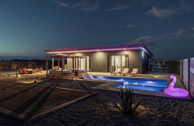 Saltwater Pool - Pickleball - Bocce - Glamping - EVcharger in Joshua Tree