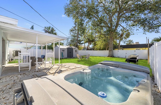Salty Air Retreat - Fully Remodeled-Walk to the Beach!