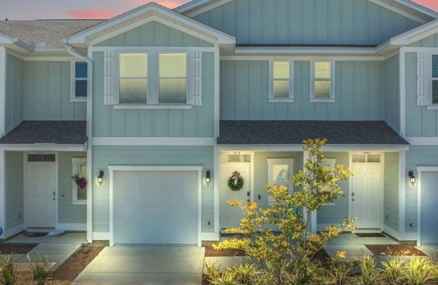 Salty Kisses - 3 miles to beach, pool, gameroom theater room, close to Pier Park