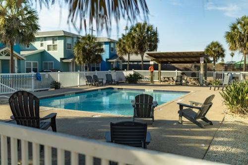 SaltyWaves CozyCottage CloseToBeach SharedPool Pets GamesGrill
