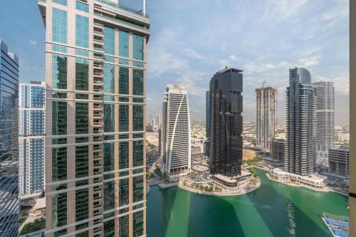 Samaya Holiday Homes - Elegant 1BR Stunning Lake View - Next to Metro