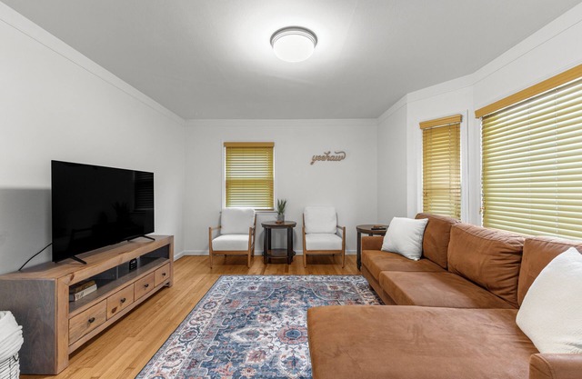 Sams Place: Western Vibe Blocks from DT RO
