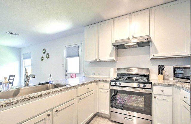 San Antonio Home w/Smart TVs ~ 11 Mi to Dtwn!