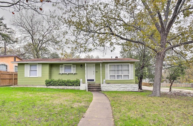 San Antonio Home w/ Yard ~ 6 Mi to Dtwn