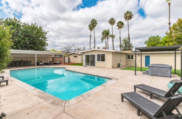San Diego Lake home 4 Bd/Bath with heated pool, hot tub and golf!