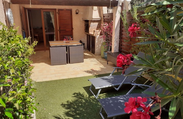 Sanary, villa (T3) 48 m² 15 min walk from the beach