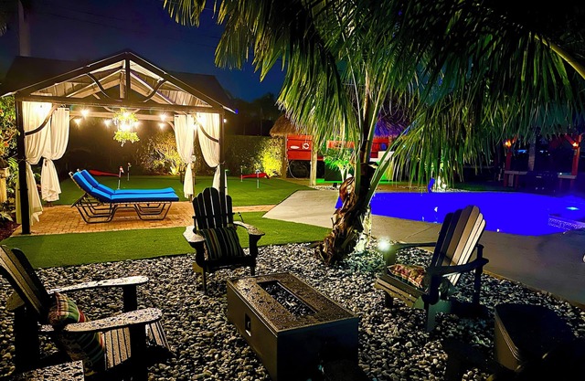 Sanctuary 7BR Sleeps 16, Heated Pool, Tiki Bar, Pickleball, Gameroom, No Stairs