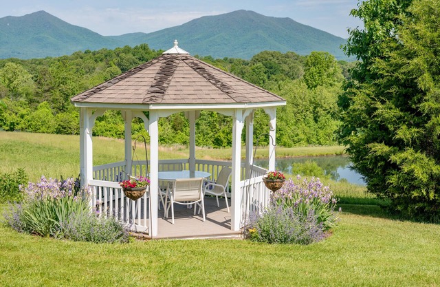 Sanctuary Suite: Breathtaking Mountain Views, Private Farmhouse Apartment