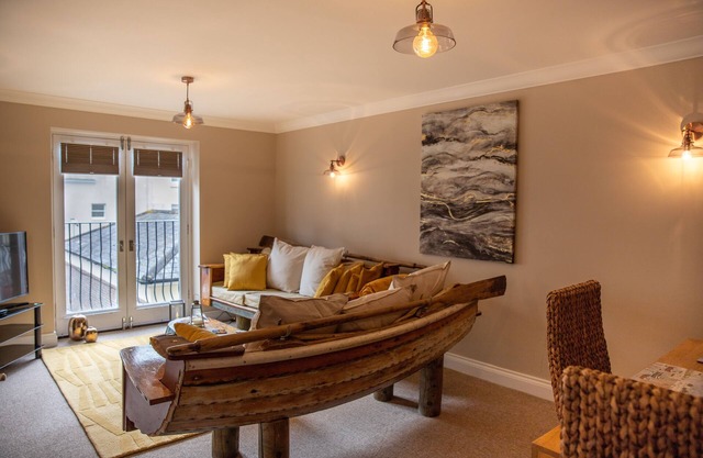 Sandbanks. The Beach House Apartments, central, parking and walk to the beach