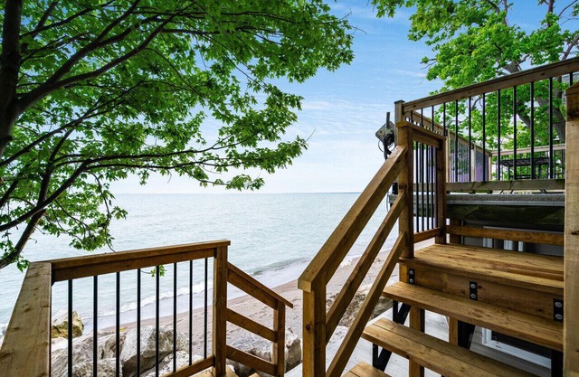 Sandside Beach House Near Point Pelee