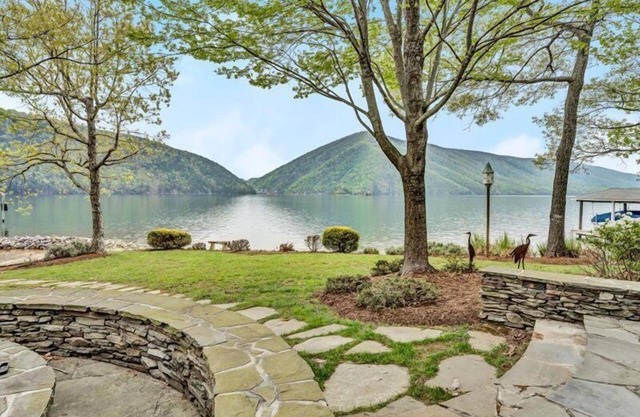 Sandy Beach & Hot Tub! Iconic Mtn View! Come Visit "Sans Souci"!