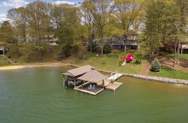 SANDY BEACH & Wde-Water View! Kayaks, Hammock, Lakeside Fire-Pit, Wifi! Come Visit "Shepherd's Har