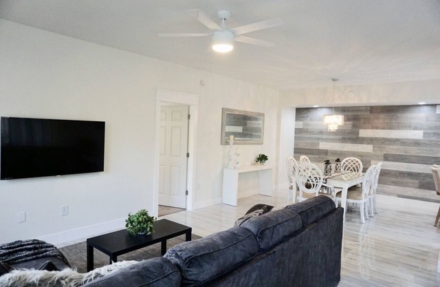 : Sandy Feet Retreat: Walk to the Beach! :
