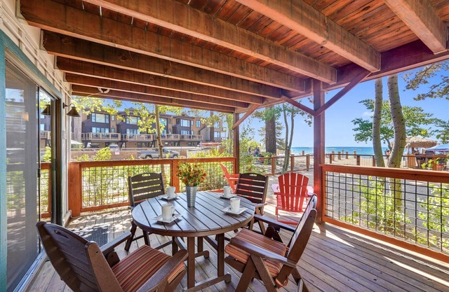 Sandy yard that backs to the Beach! Walk to town -Lakefront on the Beach